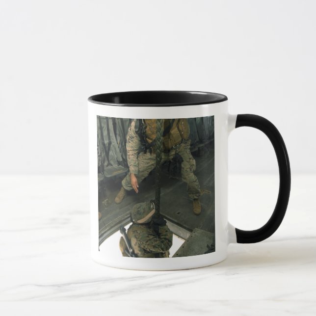 Tasse Un Marine envoie un autre Marine dans l'enfer qui (Droite)