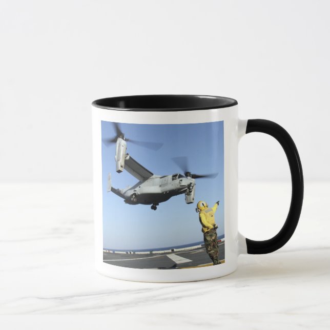 Tasse Un MV-22 Osprey lance le USS Nassau (Droite)