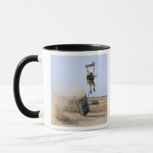 Tasse Un pararescueman descend dans la zone