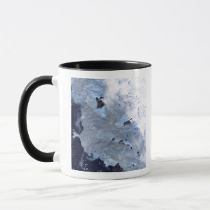 Tasse Un petit champ des glaciers entoure la baie de
