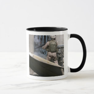 Tasse Un policier militaire utilise une balle de brèche