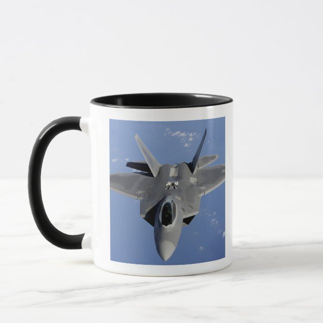 Tasse Un Raptor F-22 se met en position pour recevoir f  (Gauche)