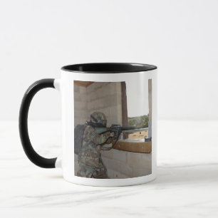 Tasse Un soldat agit comme force d'opposition