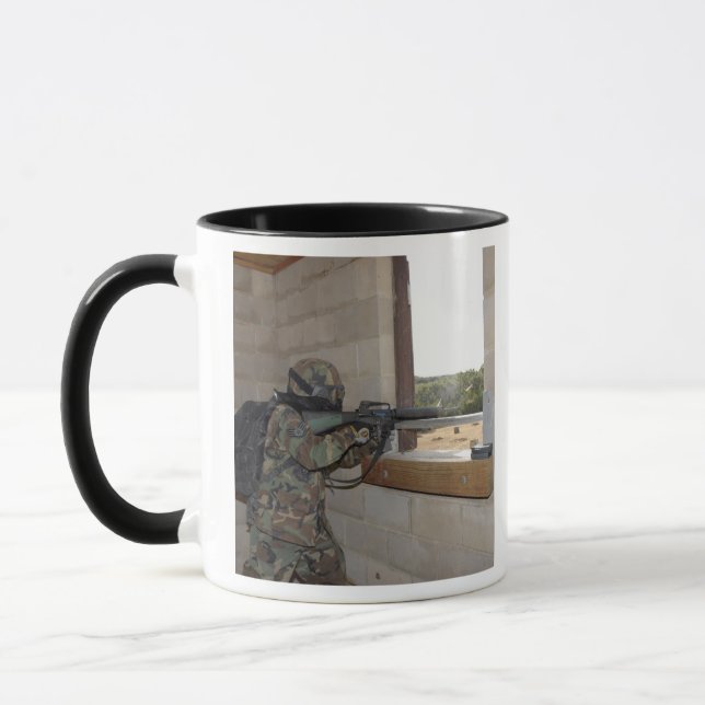 Tasse Un soldat agit comme force d'opposition (Gauche)