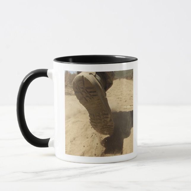 Tasse Un soldat américain marche le long d'un chemin de  (Gauche)