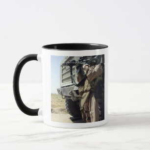 Tasse Un soldat assure la sécurité des Marines