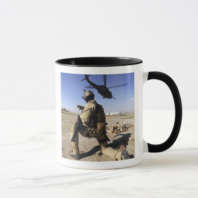 Tasse Un soldat assure la sécurité d'un HH-60 (Droite)