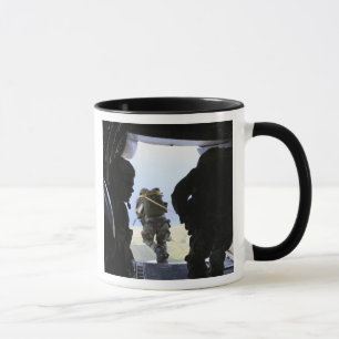 Tasse Un soldat exécute un saut de statique-line