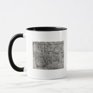 Tasse Un soulagement dépeignant l'armée assyrienne dan