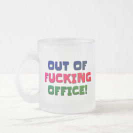 Tasse und Cups außerhalb des Amtes