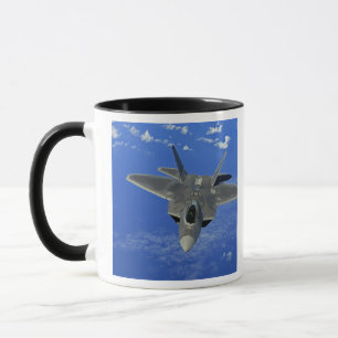 Tasse Une Armée de l'Air d'USA F-22 Raptor en vol près