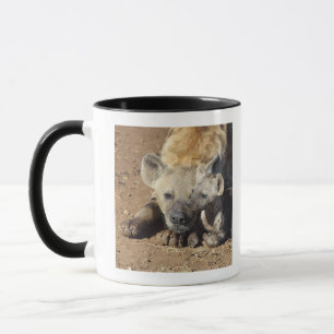 Tasse Une femelle a repéré l'hyène et son petit anima