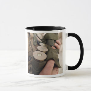 Tasse Une marine berce des poignées de grenades de 40