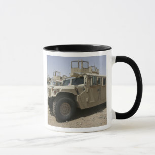Tasse Une rangée des humvees des militaires Polic de