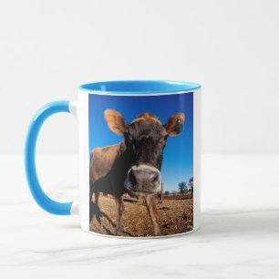 Tasse Une vache jersey curieuse