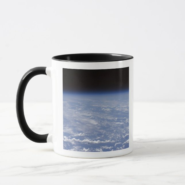 Tasse Une vue oblique de l'atmosphère terrestre (Gauche)