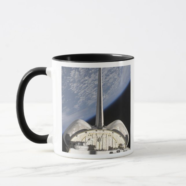 Tasse Une vue partielle de Space Shuttle Endeavor (Gauche)