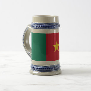 Tasse unter der Flagge Kameruns