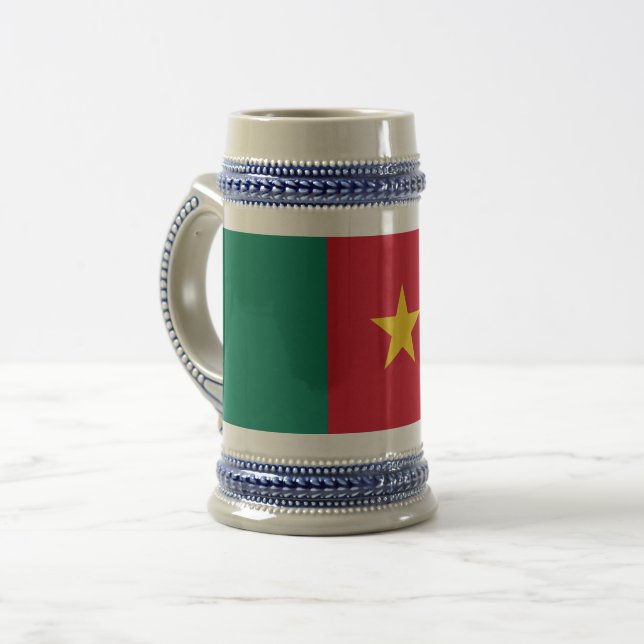 Tasse unter der Flagge Kameruns (Vorderseite Links)