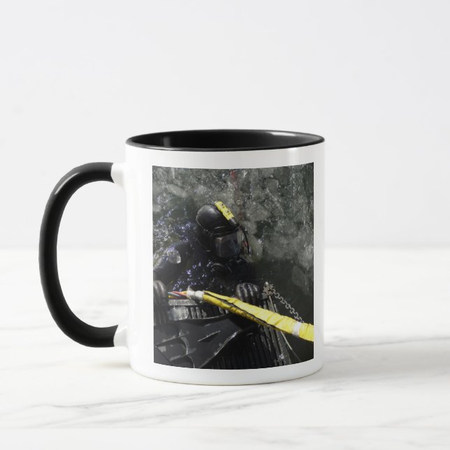 Tasse US Navy Diver se prépare à commencer sa plongée (Gauche)