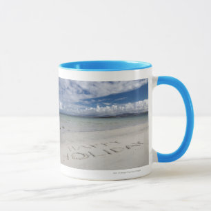 Tasse Vacances heureuses écrites sur la plage