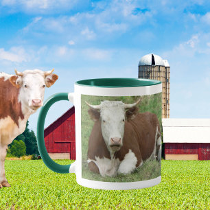 Tasse Vache dans la boue d'herbe