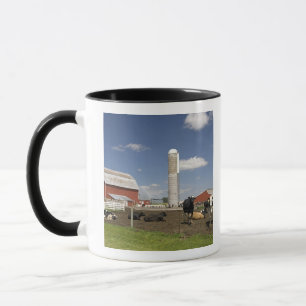 Tasse Vaches devant une grange rouge et un silo dans une