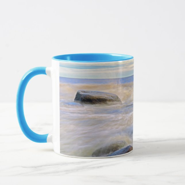 Tasse Vagues s'écrasant sur les rochers riverains (Gauche)