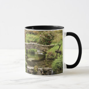 Tasse Vieux pont en pierre au-dessus d'un courant en
