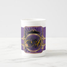 Tasse violette de porcelaine tendre de monogramme