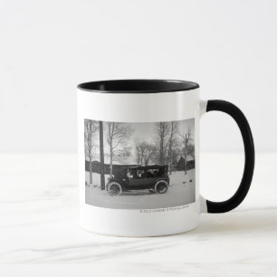 Tasse Voiture avec l'arbre de Noël attaché sur le capo