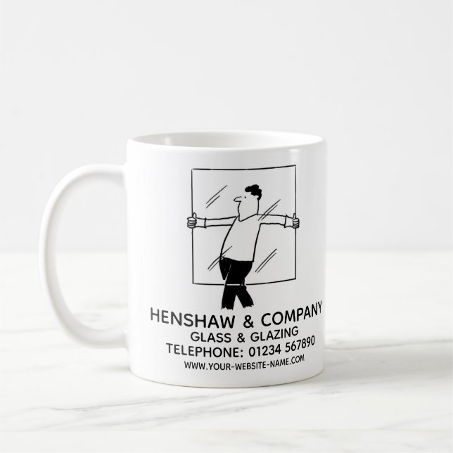 Tasse von Glas und glänzender Kaffeemaschine (Links)