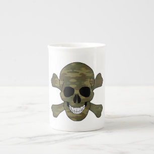 Tasse von Kammmuscheln und Kreuzknochen