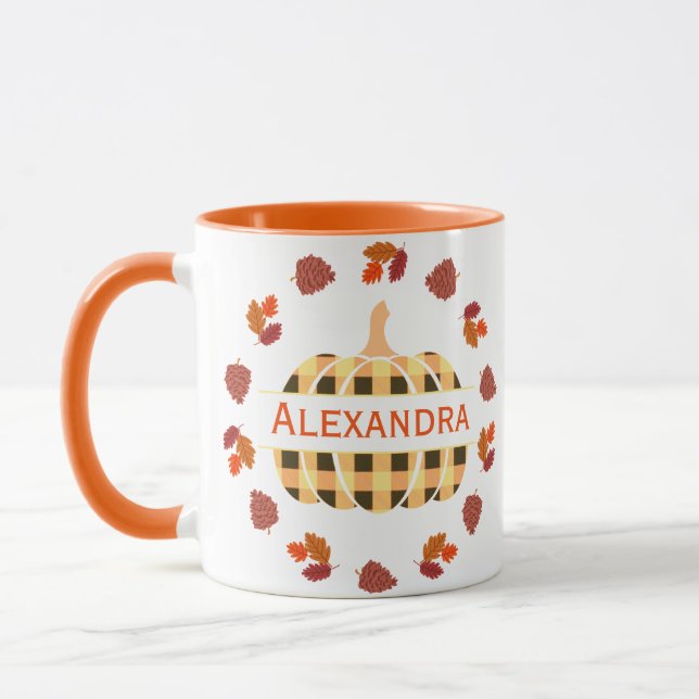 Tasse von karierten Kürbis und Herbstlauben (Links)