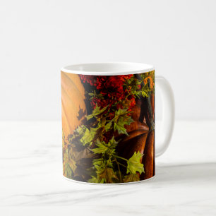 Tasse von Kürbiskaffee und Mum-Arrangement