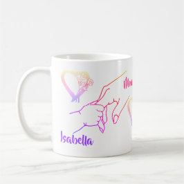 Tasse von Mutter- und Kind-Händen und Herznamen