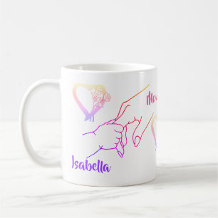 Tasse von Mutter- und Kind-Händen und Herznamen