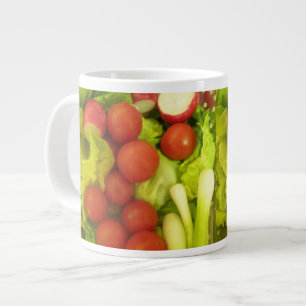 Tasse von Salaten und Gemüse