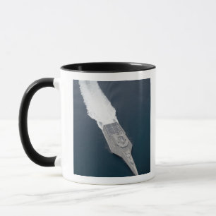 Tasse Vue aérienne du navire de combat littoral