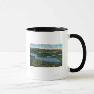 Tasse Vue de route d'étang de chapelle près de vallée