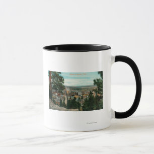 Tasse Vue de ville par les arbres