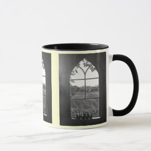 Tasse Vue du paysage rural depuis la fenêtre de l'église