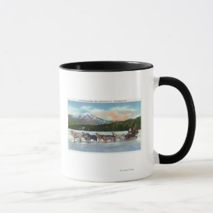 Tasse Vue d'une équipe de traîneau à chiens sur le lac M