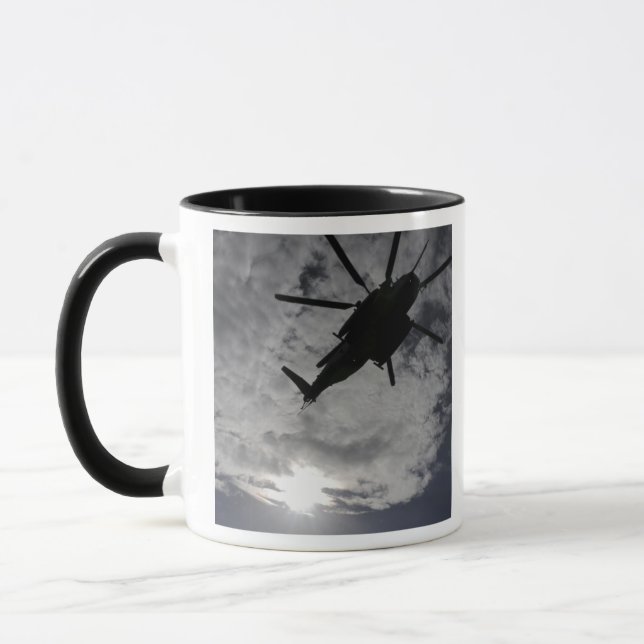 Tasse Vue en angle faible d'un CH-53E (Gauche)