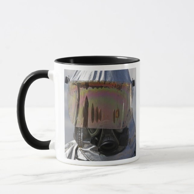 Tasse Vue rapprochée d'un pompier (Gauche)