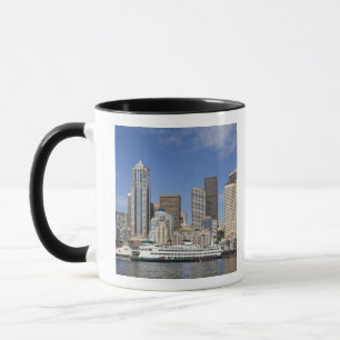 Tasse WA, Seattle, ligne d'horizon de Seattle avec ferry