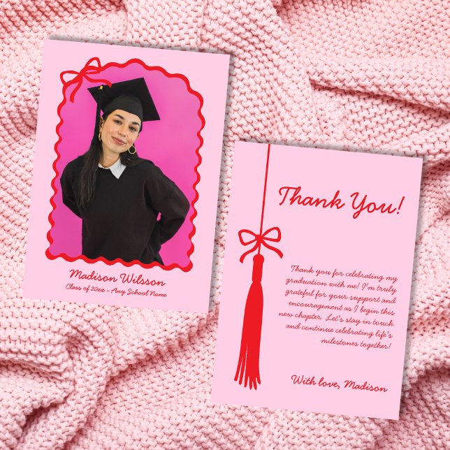 Tassel & Bow Pink & Red Grad Foto 2025 Abschluss Dankeskarte (Tassel & Bow Pink & Red Grad Photo 2025 Graduation Thank You Card)