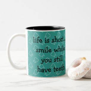 Tasses de café drôles de dentiste