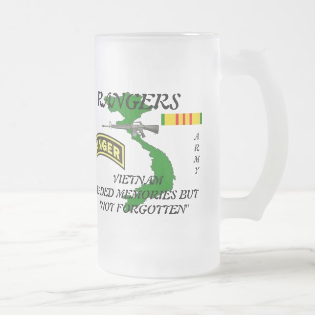 Tasses givrées par Vietnam de garde forestière (Droit)