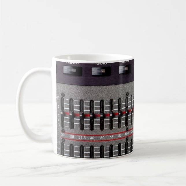 Tasten auf einem Tonmischer im Aufnahmestudio. Kaffeetasse (Links)